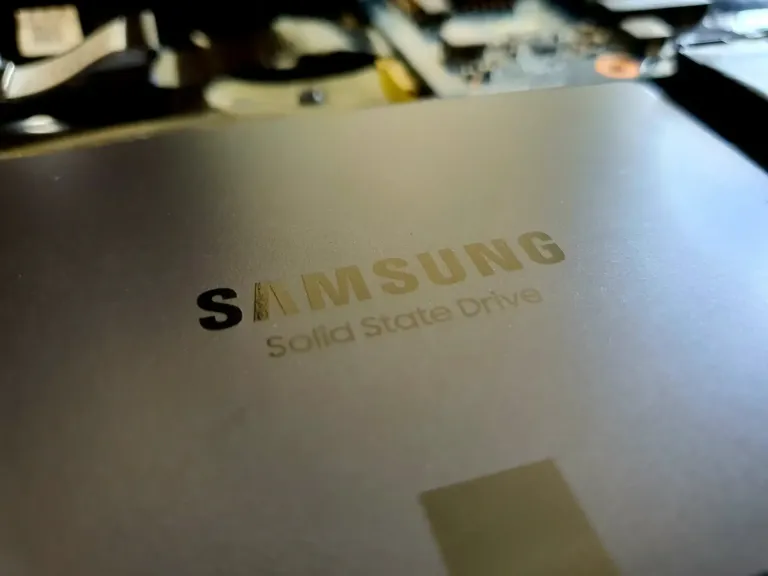 Szybsze-dzialanie-laptopa-komputera-dysk-SSD-Tarnow-scaled
